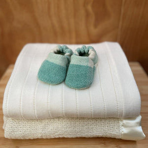 
            
                Load image into Gallery viewer, Vintage Me Baby &amp;amp; Toddler Vintage Wool Booties 0-6Mth: Sea Green
            
        