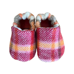 
            
                Load image into Gallery viewer, Vintage Me Baby &amp;amp; Toddler Vintage Wool Booties 6-12Mth: Fushia
            
        